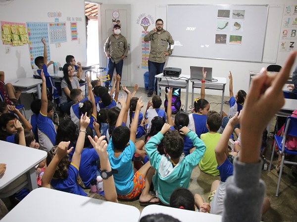 Escolas municipais recebem Agentes de Endemias em ação de prevenção à dengue e Arboviroses